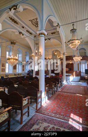 Vue intérieure de l'espace avec la bima et la torah le long de la paroi arrière. À la synagogue la Signora à Izmir, en Turquie. Banque D'Images