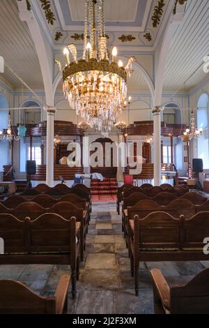 Vue intérieure de l'espace avec la bima et la torah le long de la paroi arrière. À la synagogue la Signora à Izmir, en Turquie. Banque D'Images