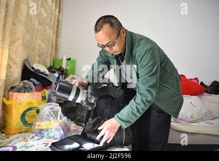 (220401) -- CHENGDU, le 1 avril 2022 (Xinhua) -- il Xiaoan prépare du matériel pour observer et photographier les oiseaux dans la province du Sichuan, dans le sud-ouest de la Chine, le 23 mars 2022. He Xiaoan, 55 ans, un membre du personnel de la Réserve naturelle nationale de Wolong, est également un observateur d'oiseaux qui observe les espèces, les habitudes et les traces d'oiseaux ici. Bon nombre des photos qu'il a prises sur les 293 espèces d'oiseaux de Wolong sont devenues une référence précieuse pour l'étude de la diversité des oiseaux. Il espère inspirer les gens avec des vidéos et des photos qu'il a prises pour participer aux travaux de protection de l'environnement écologique et de la biodiversité des réserves naturelles. Banque D'Images