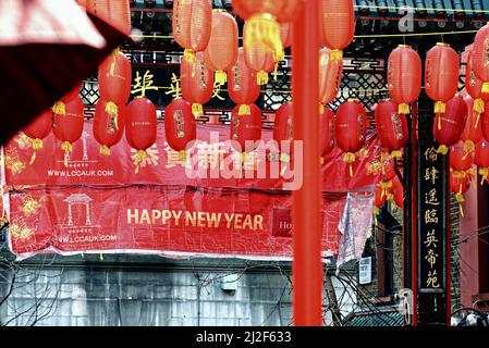 Lanternes rouges colorées et panneau « Happy New Year » dans China Town, Gerrard Street, centre de Londres, Angleterre, Royaume-Uni Banque D'Images