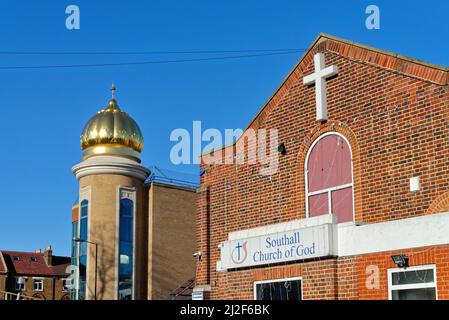 Le temple sikh de Guru de Gurdwak Darber et l'église de Dieu de Southall se trouvent les uns à côté des autres dans Southall West London, Angleterre Banque D'Images