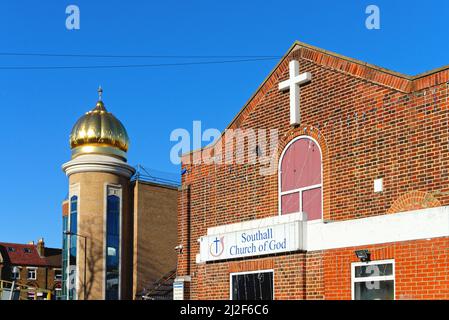 Le temple sikh de Guru de Gurdwak Darber et l'église de Dieu de Southall se trouvent les uns à côté des autres dans Southall West London, Angleterre Banque D'Images