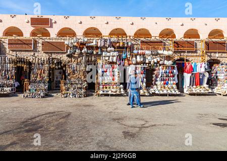 Assouan, Égypte - 1 janvier 2012 : boutique de souvenirs le long de la voie latérale de la marina de Philae, Assouan, Égypte. Banque D'Images