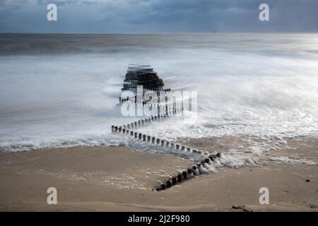 High Tide, High Waves, Caister-on-Sea, Norfolk Banque D'Images