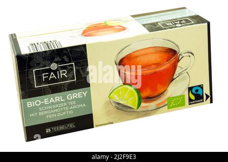 Hambourg, Allemagne - Mars 28 2022: Fair Bio-Earl Grey Tea et Fair Trade Label avec logo biologique de l'UE isolé sur fond blanc Banque D'Images