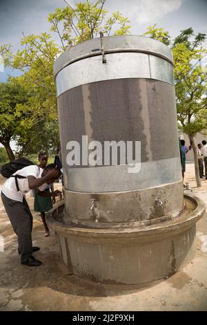 Les élèves de l'école ont accès à de l'eau potable et à l'eau de lavage propre à partir d'une fontaine dans leur cour d'école dans la région d'Oshana, en Namibie, en Afrique. Banque D'Images