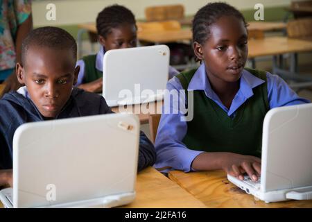 Les élèves Moses Wileinge (13, l), Evelyn Kaimbi (12, c) et Irena Nghidengwa (13, r) apprennent avec de nouveaux ordinateurs portables à l'école Shikudule Combined School d'Oshana Reg Banque D'Images