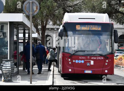 (220401) -- ROME, 1 avril 2022 (Xinhua) -- les passagers prennent un bus à une gare routière de Rome, Italie, 1 avril 2022. Plus de deux ans après son annonce et après plusieurs prolongations, l'Italie a officiellement mis fin jeudi à l'état d'urgence pandémique COVID-19. La date de fin -- mars 31 -- a été annoncée à l'origine par le Premier ministre Mario Draghi en février. Le pays peut maintenant éliminer progressivement les mesures COVID restantes entre le 1 avril et le 31 décembre 2022. (Xinhua/Jin Mamengni) Banque D'Images