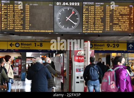 (220401) -- ROME, 1 avril 2022 (Xinhua) -- les passagers vérifient le calendrier des trains à la gare Termini de Rome, en Italie, le 1 avril 2022. Plus de deux ans après son annonce et après plusieurs prolongations, l'Italie a officiellement mis fin jeudi à l'état d'urgence pandémique COVID-19. La date de fin -- mars 31 -- a été annoncée à l'origine par le Premier ministre Mario Draghi en février. Le pays peut maintenant éliminer progressivement les mesures COVID restantes entre le 1 avril et le 31 décembre 2022. (Xinhua/Jin Mamengni) Banque D'Images