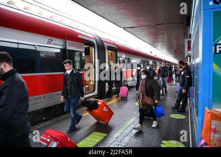 (220401) -- ROME, 1 avril 2022 (Xinhua) -- les passagers marchent sur la plate-forme de la gare Termini de Rome, Italie, 1 avril 2022. Plus de deux ans après son annonce et après plusieurs prolongations, l'Italie a officiellement mis fin jeudi à l'état d'urgence pandémique COVID-19. La date de fin -- mars 31 -- a été annoncée à l'origine par le Premier ministre Mario Draghi en février. Le pays peut maintenant éliminer progressivement les mesures COVID restantes entre le 1 avril et le 31 décembre 2022. (Xinhua/Jin Mamengni) Banque D'Images