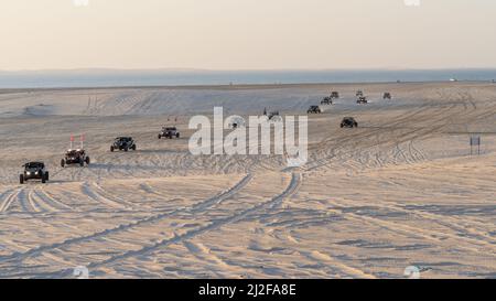 Doha, Qatar - Mars 11,2022 : personnes conduisant des quads sur les dunes de sealine. Banque D'Images