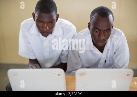 Les élèves étudient à l'aide de nouveaux ordinateurs portables à l'école secondaire junior d'Olukolo à Ondangwa, en Namibie. Dans le cadre de la rénovation et de l'expansion financées par le MCC Banque D'Images