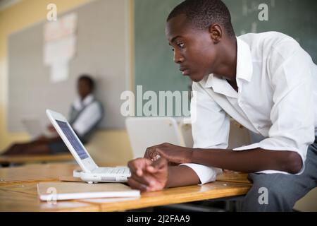 Les élèves étudient à l'aide de nouveaux ordinateurs portables à l'école secondaire junior d'Olukolo à Ondangwa, en Namibie. Dans le cadre de la rénovation et de l'expansion financées par le MCC Banque D'Images