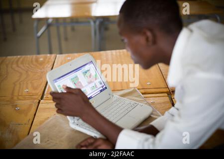 Les élèves étudient à l'aide de nouveaux ordinateurs portables à l'école secondaire junior d'Olukolo à Ondangwa, en Namibie. Dans le cadre de la rénovation et de l'expansion financées par le MCC Banque D'Images