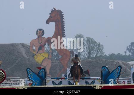 Katmandou, Népal. 01st avril 2022. Le 1 avril 2022 à Katmandou, au Népal. Un membre de l'équipe équestre de l'armée népalaise fait du cheval pendant le festival de ghode jatra au pavillon de l'armée. (Photo de Abhishek Maharajan/Sipa USA) crédit: SIPA USA/Alay Live News Banque D'Images