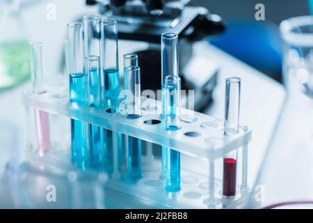tubes à essai avec liquide en laboratoire chimique sur fond flou, image de stock Banque D'Images