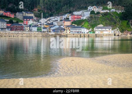 Le village de pêcheurs d'o Barqueiro et son petit port de pêche de Manon Galice Banque D'Images