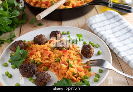 Riz aux légumes et boulettes de viande. Nourriture serbe ou balkanique Banque D'Images