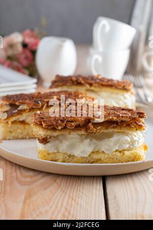 Assiette de gâteaux, remplie de crème fouettée et de garniture aux amandes caramélisées Banque D'Images
