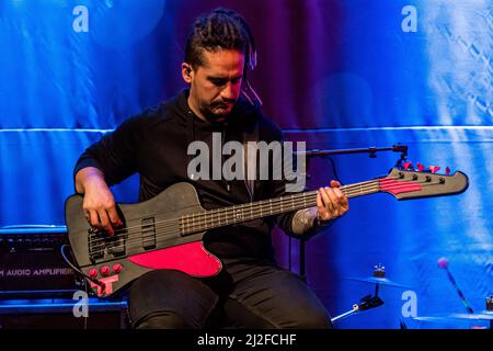 Un artiste en concert acoustique du groupe musical Megara, au Sala Berlanga à Madrid, Espagne Banque D'Images