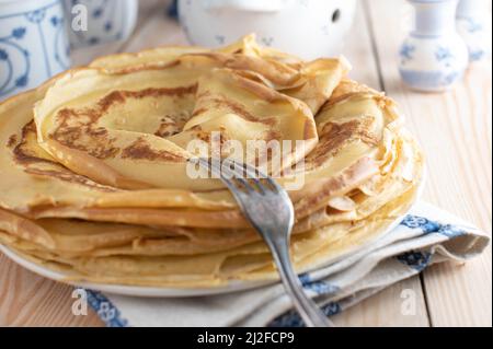 Pile de crêpes sur une plaque Banque D'Images