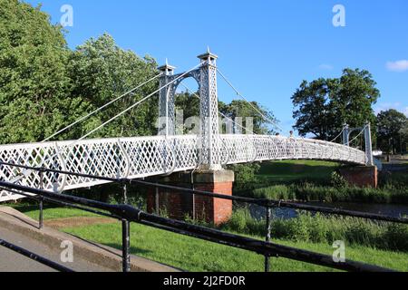 Pont Priorsford - Pont blanc pittoresque au-dessus de la rivière Tweed vu en été (Peebles, Écosse) Banque D'Images