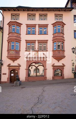 Le musée de la ville de Rottweil et la statue de Rottweiler. Maisons historiques avec baie vitrée en bois à Rottweil. Rottweil est une ville dans le sud-ouest de l'Allemagne dans le Banque D'Images