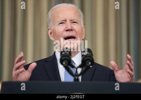 Washington, États-Unis. 01st avril 2022. Le président Joe Biden prononce un discours sur le rapport de mars sur l'emploi à la Maison Blanche le 1 avril 2022 à Washington, DC. (Photo d'Oliver Contreras/SIPA USA) Credit: SIPA USA/Alay Live News Banque D'Images