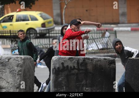 Hébron. 1st avril 2022. Des manifestants palestiniens ont lancé des pierres sur les soldats israéliens lors d'affrontements à la suite d'une manifestation contre l'expansion des colonies juives dans la ville d'Hébron en Cisjordanie, le 1 avril 2022. Crédit: Mamoun Wazwaz/Xinhua/Alamy Live News Banque D'Images