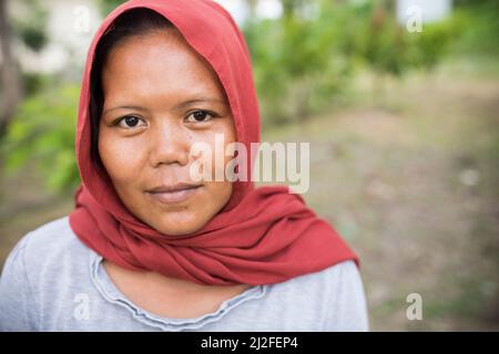 Portrait d'une femme sur l'île de Sulawesi, Indonésie, Asie. Banque D'Images