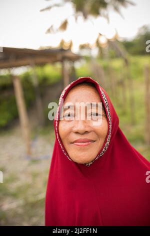 Portrait d'une femme sur l'île de Sulawesi, Indonésie, Asie. Banque D'Images