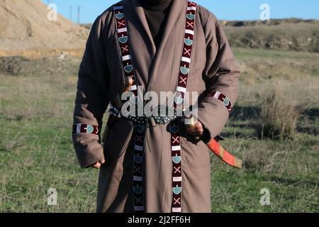 Tenue militaire turque traditionnelle. Vue latérale avant du soldat archer. Une photo détaillée de la tenue. Banque D'Images