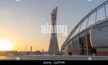 Doha,Qatar- Mars 03,2022 :Stade international de Khalifa, un des stades de la coupe du monde de la fifa 2022 avec la tour de la torche en arrière-plan Banque D'Images