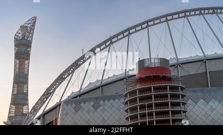 Doha,Qatar- Mars 03,2022 :Stade international de Khalifa, un des stades de la coupe du monde de la fifa 2022 avec la tour de la torche en arrière-plan Banque D'Images