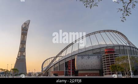 Doha,Qatar- Mars 03,2022 :Stade international de Khalifa, un des stades de la coupe du monde de la fifa 2022 avec la tour de la torche en arrière-plan Banque D'Images