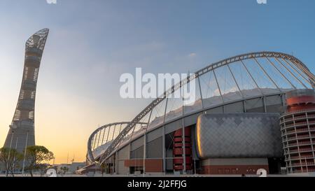 Doha,Qatar- Mars 03,2022 :Stade international de Khalifa, un des stades de la coupe du monde de la fifa 2022 avec la tour de la torche en arrière-plan Banque D'Images