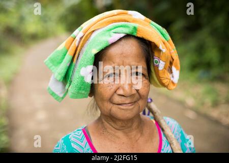 Portrait d'une femme âgée à la tête traditionnelle sur l'île de Sulawesi, Indonésie. Banque D'Images