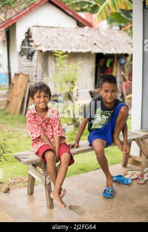 Deux jeunes garçons de village sur l'île de Karampuang, Indonésie, Asie. Banque D'Images