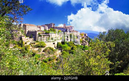 Vue panoramique sur le pittoresque vieux village français médiéval au sommet d'une colline, ciel bleu d'été, nuages moelleux - Gordes, Provence, France Banque D'Images