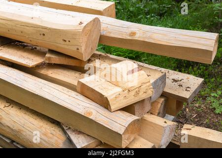 Panneaux et grumes en bois, bois empilé pour la construction rurale, gros plan Banque D'Images