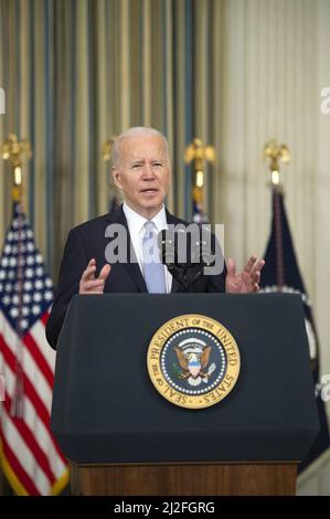 Washington, États-Unis. 01st avril 2022. Le président Joe Biden fait des remarques sur le rapport de mars sur l'emploi et la reprise économique dans la salle à manger de l'État de la Maison Blanche, à Washington, DC, le vendredi 1 avril 2022. Photo de Bonnie Cash/UPI Credit: UPI/Alay Live News Banque D'Images