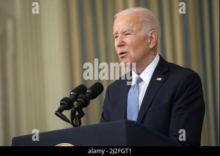 Washington, États-Unis. 01st avril 2022. Le président Joe Biden fait des remarques sur le rapport de mars sur l'emploi et la reprise économique dans la salle à manger de l'État de la Maison Blanche, à Washington, DC, le vendredi 1 avril 2022. Photo de Bonnie Cash/UPI Credit: UPI/Alay Live News Banque D'Images