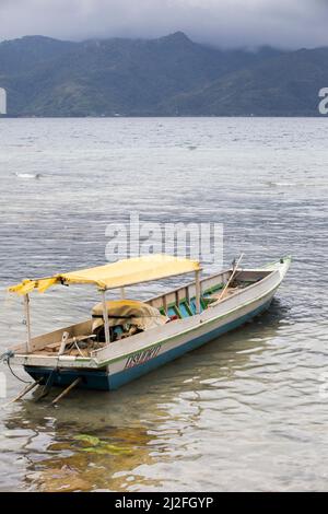 Un ferry de passagers est ancré sur la côte d'une petite île au large de l'île de Sulawesi en Indonésie, en Asie. Banque D'Images