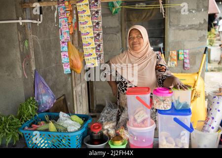 Portrait d'un petit propriétaire de magasin sur l'île de Karampuang au large de la côte de Sulawesi, Indonésie, Asie. Banque D'Images