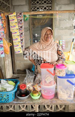 Portrait d'un petit propriétaire de magasin sur l'île de Karampuang au large de la côte de Sulawesi, Indonésie, Asie. Banque D'Images