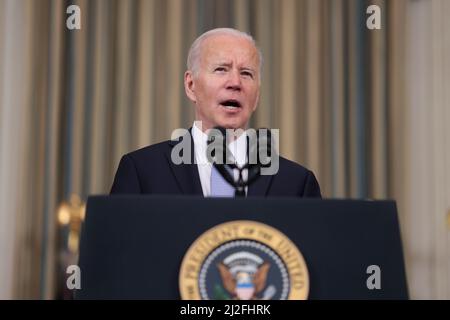 Washington, États-Unis. 01st avril 2022. Le président Joe Biden prononce un discours sur le rapport de mars sur l'emploi à la Maison Blanche le 1 avril 2022 à Washington, DC. (Photo d'Oliver Contreras/SIPA USA) Credit: SIPA USA/Alay Live News Banque D'Images