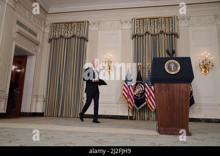 Washington, États-Unis. 01st avril 2022. Le président Joe Biden se présente à la Maison Blanche le 1 avril 2022 à Washington, DC, pour faire des remarques sur le rapport de mars sur l'emploi. (Photo d'Oliver Contreras/SIPA USA) Credit: SIPA USA/Alay Live News Banque D'Images