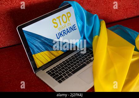 arrêter la guerre et patriote. laptop, drapeau de l'ukraine Banque D'Images