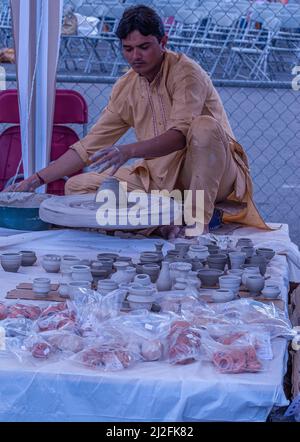 Toronto, Canada, août 2007 - un poterie masculine derrière sa roue de pied fait des pots de formes et de formes diverses lors d'une exposition Banque D'Images