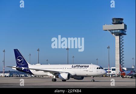 28 mars 2022, Brandebourg, Schönefeld: Un avion de compagnie aérienne Lufthansa sur le terrain de l'aéroport Berlin-Brandenburg (BER) de la capitale. Photo: Patrick Pleul/dpa-Zentralbild/ZB Banque D'Images